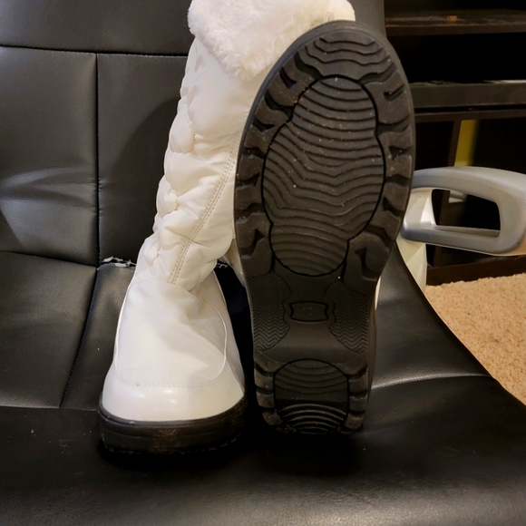 Ladies winter white boots sz 10 - Picture 1 of 3